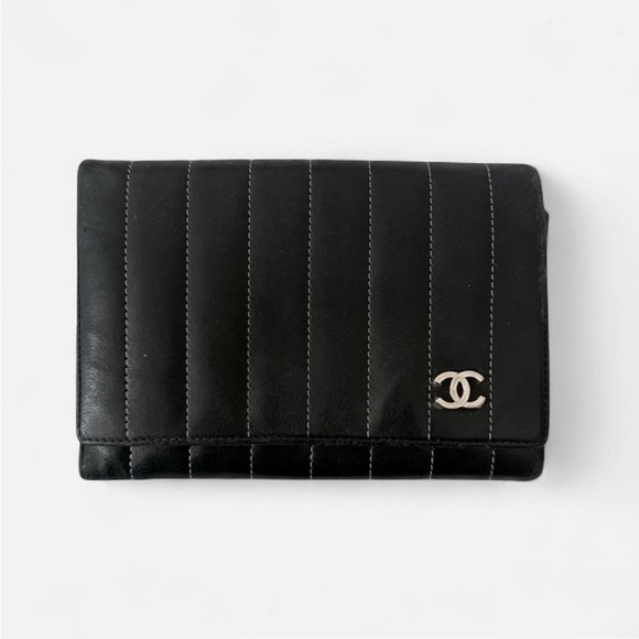 CHANEL Handbags - Vintage Chanel Quilted Lambskin Bifold Wallet